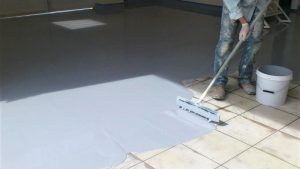 Material epoksi digunakan banyak orang untuk melapisi lantai agar nampak lebih mengkilap